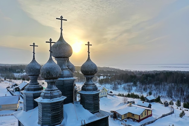 iglesia de madera vista superior de invierno, paisaje arquitectura del norte ruso