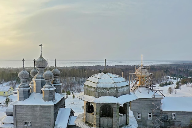iglesia de madera vista superior de invierno, paisaje arquitectura del norte ruso