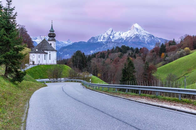 Foto iglesia de maria gern y picos de las montañas watzmann en el fondo. alpes bávaros. berchtesgadener land, baviera, alemania