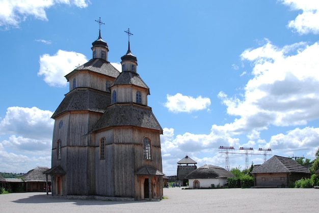 iglesia medieval de madera en el campo de los cosacos