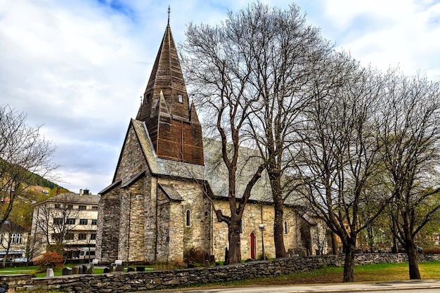 La iglesia medieval de piedra con techo de madera.