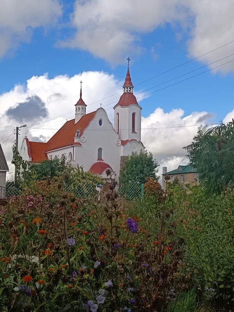 Una iglesia en medio de un jardín.