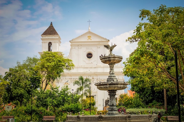 iglesia en medio del parque de un pueblo colonial