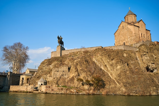 Iglesia de Metekhi y la estatua ecuestre del rey Vakhtang Gorgasali en Tbilisi.