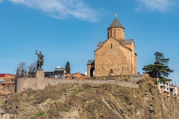 Iglesia Metekhi y monumento del rey Vakhtang Gorgasali