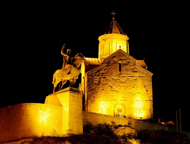 Iglesia Metekhi y el monumento a Vakhtang Gorgasali en Tbilisi, Georgia, vista nocturna