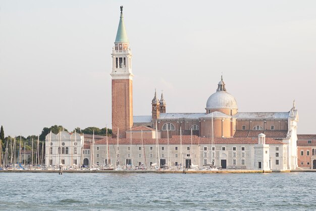 La iglesia y el monasterio de San Giorgio Maggiore construido en el estilo clásico renacentista, Venecia, Italia