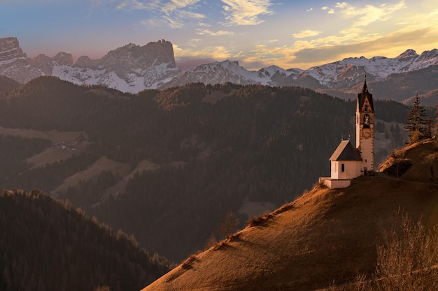 Iglesia de montaña Dolomitas al atardecer