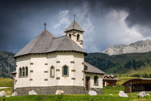 Iglesia de montaña en Passo San Pellegrino