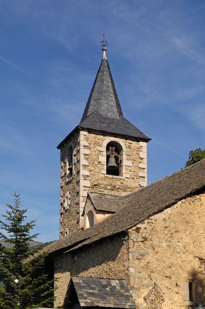 Foto iglesia de montcorbau, valle de arán, provincia de lleida, montaña de los pirineos, españa