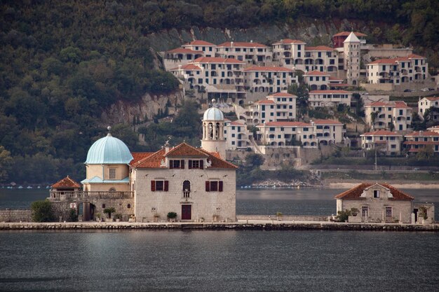 Una iglesia en un muelle con una cúpula azul en la parte superior.