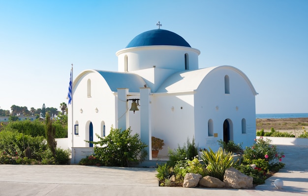La iglesia multidisciplinaria de San Nicolás en un primer plano de la costa en Paphos, Chipre