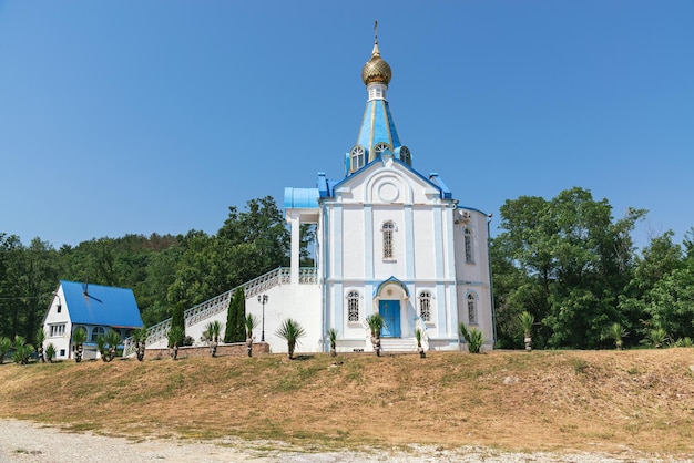 Iglesia de la Natividad en el pueblo de Nebug Rusia