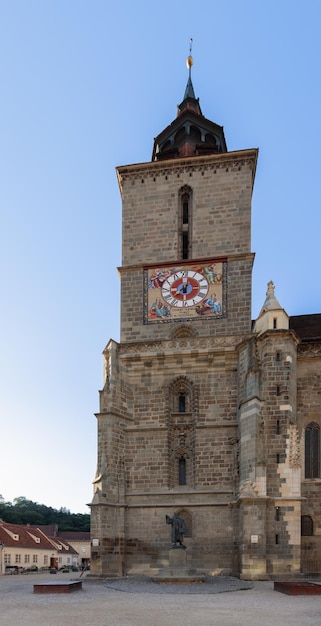 Iglesia Negra Biserica Neagra Brasov con la estatua de Johannes Honter en la foto vertical