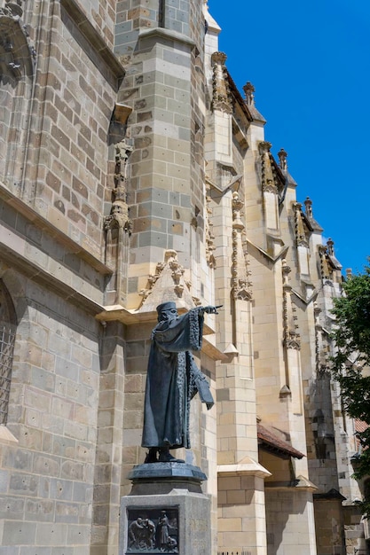 Iglesia Negra de Brasov y la estatua de Honterus, gran arquitectura gótica