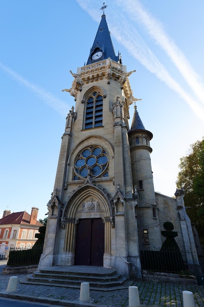 La iglesia neogótica de Saint Medard ubicada en Vigny Val d'Oise, región de Francia