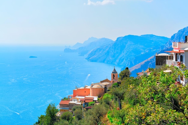 Iglesia de Nocelle y camino de los dioses en el mar Tirreno, costa de Amalfi, Italia