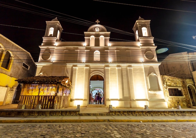 La iglesia en la noche de Copán Ruinas en la plaza Honduras