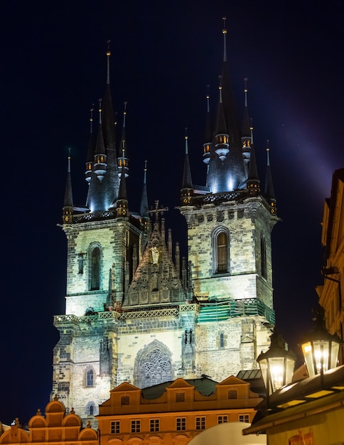Iglesia de noche de Nuestra Señora antes de Tyn, desde la Plaza de la Ciudad Vieja (Stare Mesto, Praga, República Checa)