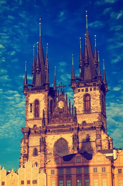 Iglesia de Nuestra Señora antes de Tyn en la ciudad de Praga, viaje fondo hipster vintage europeo