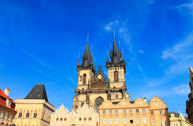 Iglesia de Nuestra Señora antes de Tyn en Praga contra un cielo azul República Checa Praga