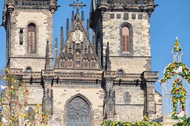 Iglesia de Nuestra Señora antes de Tyn en Praga con decoración de Pascua Old Town Square Praga República Checa