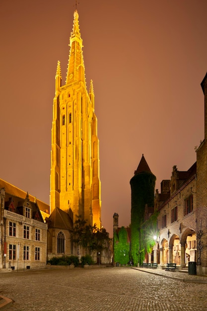 Iglesia de Nuestra Señora en Brujas por la noche