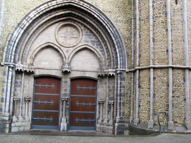 Iglesia de Nuestra Señora de Brujas, siglo XII, iglesia gótica, puerta de entrada, Bélgica, Brujas