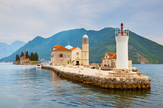 La iglesia de Nuestra Señora de las Rocas y el faro en una pequeña isla en la bahía de Kotor, cerca de la ciudad de Perast, Montenegro