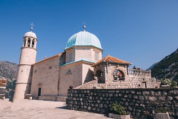 Iglesia de Nuestra Señora de las Rocas y Isla de San Jorge Bahía de Kotor cerca de Perast Montenegro 27 de agosto de 2019