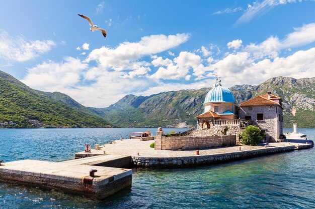 Iglesia de Nuestra Señora de las Rocas en el mar Adriático Kotor Montenegro