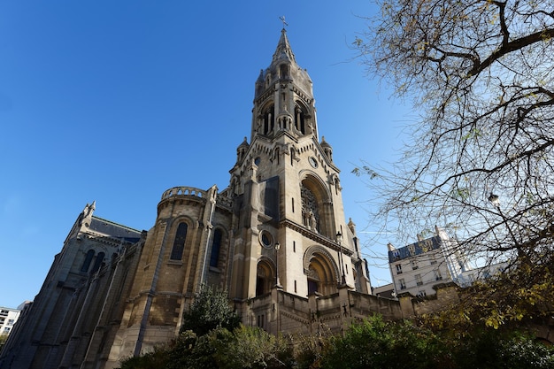 La Iglesia de Nuestra Señora de la Santa Cruz de Menilmontant NotreDamedelaCroix de Menilmontant en francés es una iglesia parroquial católica romana ubicada en Menilmontant París Francia