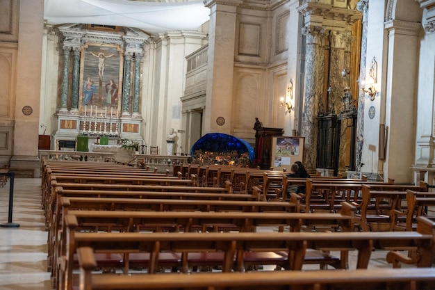 Una iglesia con un objeto azul en el medio