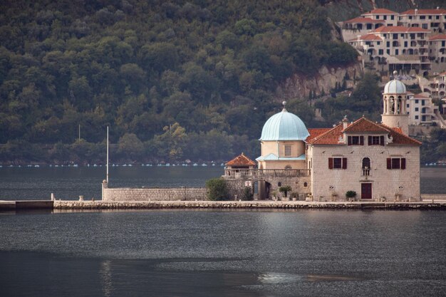 Una iglesia a la orilla de un lago