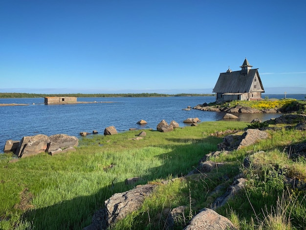 Foto iglesia en la orilla en rabocheostrovsk karelia rusia junio de 2019
