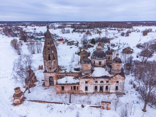 Iglesia ortodoxa abandonada desde arriba vista superior de la iglesia abandonada