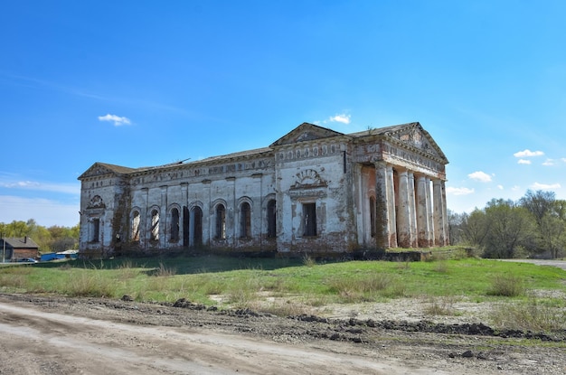 Iglesia ortodoxa abandonada templo abandonado con columnas