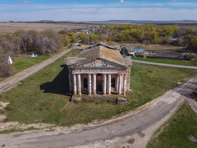 Iglesia ortodoxa abandonada templo abandonado con columnas