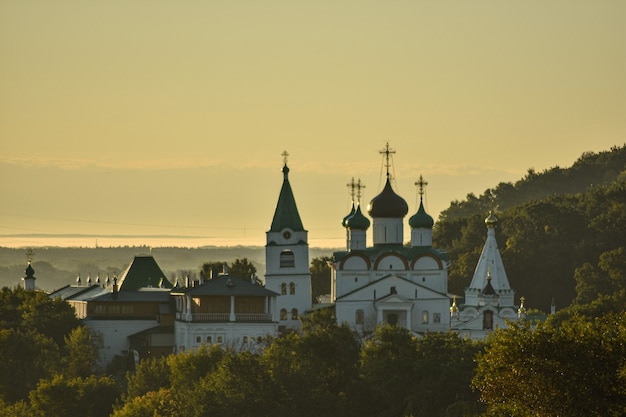 Iglesia ortodoxa al amanecer en el bosque