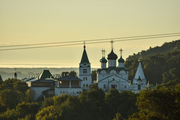 Iglesia ortodoxa al amanecer en el bosque