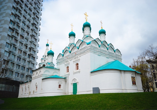 Foto iglesia ortodoxa en la calle new arbat