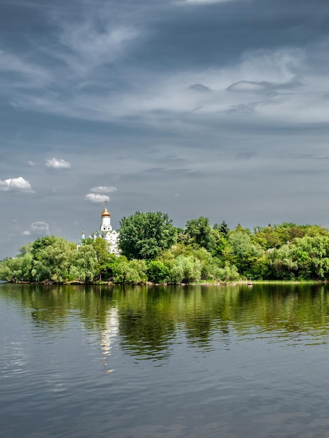 Iglesia ortodoxa en la ciudad de Dnipro en la orilla del río Ucrania