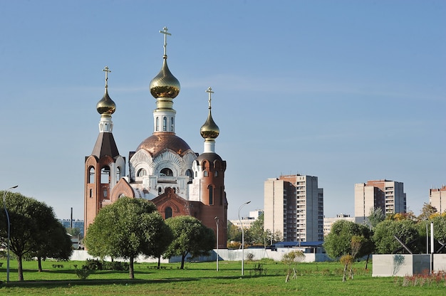 Iglesia ortodoxa en construcción en San Petersburgo, Rusia