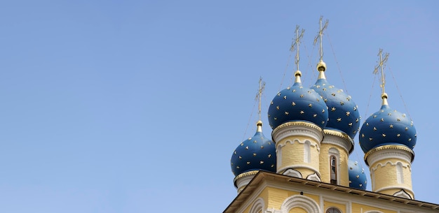 Iglesia Ortodoxa Cristiana Rusa con cúpulas y una cruz contra el cielo Ortodoxia Rusa