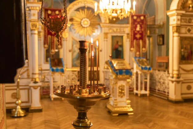 Iglesia Ortodoxa. Cristiandad. Decoración interior festiva con velas encendidas e ícono en la Iglesia Ortodoxa tradicional en Nochebuena o Navidad. Religión fe orar símbolo.