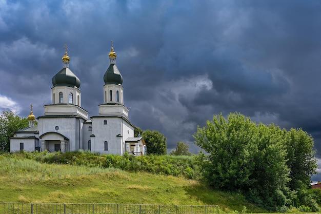 Iglesia ortodoxa en el fondo de nubes negras