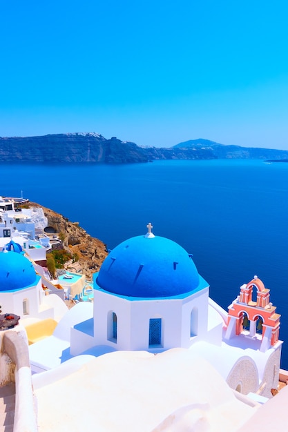 Iglesia ortodoxa griega en Oia en Santorini, Grecia - Paisaje, espacio para texto