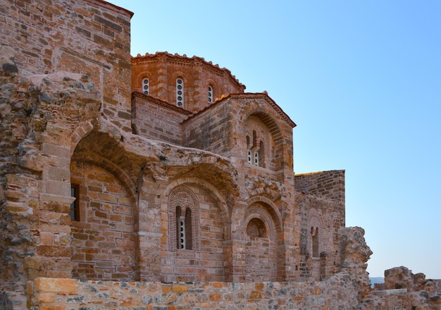 Iglesia Ortodoxa de Hagia Sophia en la ciudad alta de Monemvasia y el Peloponeso en Grecia