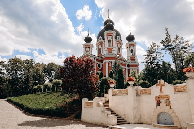 Foto la iglesia ortodoxa en una hermosa zona pintoresca