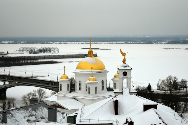 Iglesia ortodoxa en el invierno en la nieve. Nizhny Novgorod